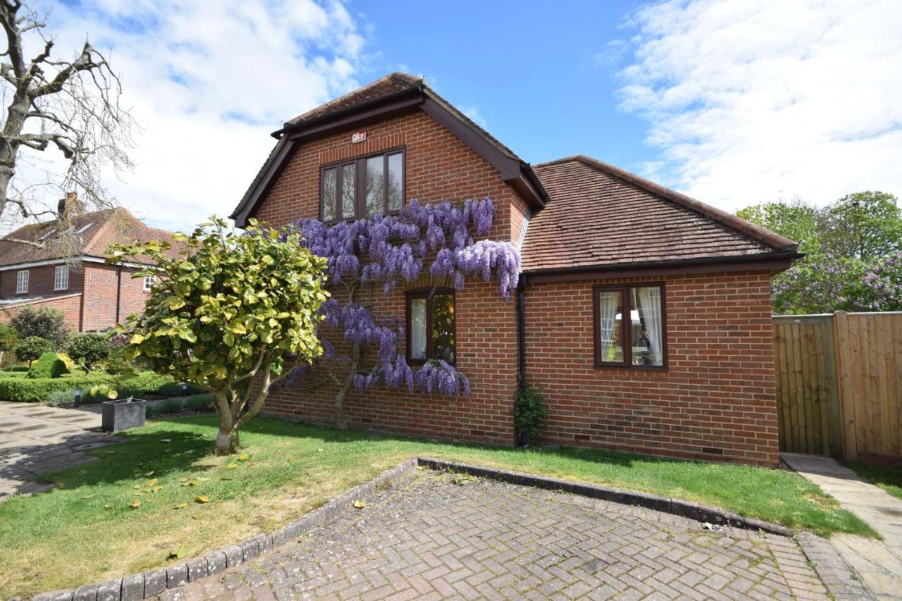 Wisteria Way, Tangmere Exterior photo