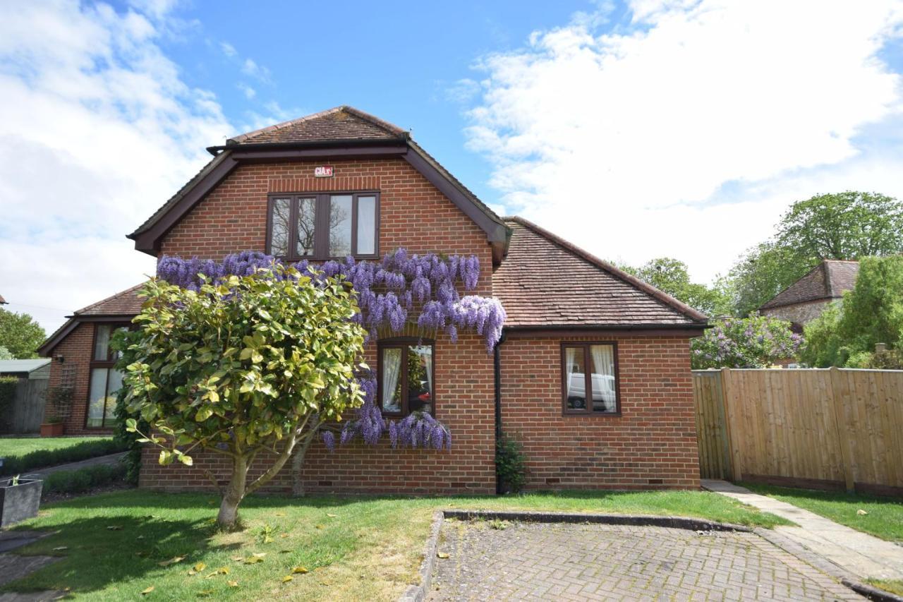 Wisteria Way, Tangmere Exterior photo